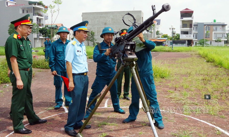 Kiểm tra công tác phòng không nhân dân