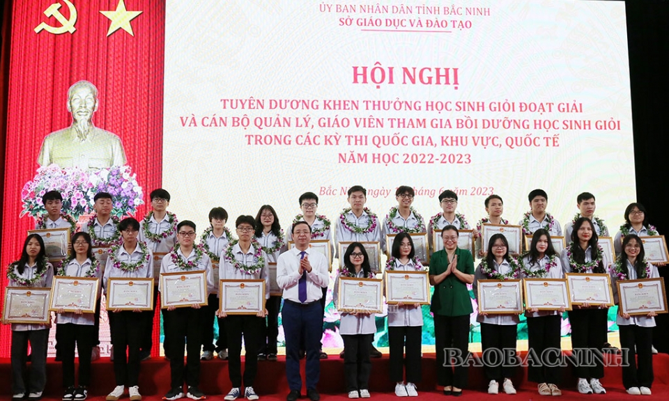 Khen thưởng cán bộ quản lý, giáo viên bồi dưỡng và học sinh thi đạt giải Quốc gia, khu vực và Quốc tế 2023