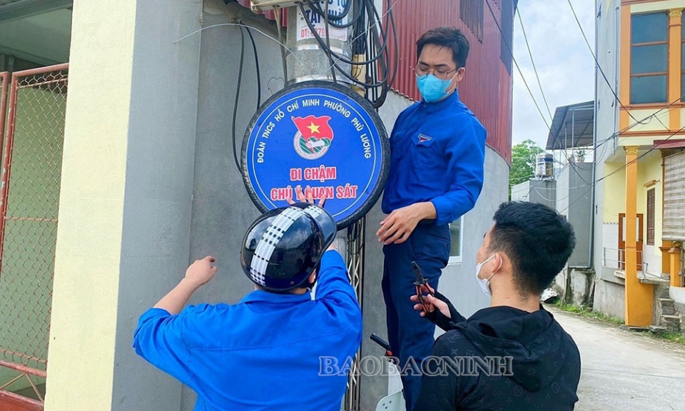 Thanh niên Quế Võ lắp đặt 350 biển báo an toàn giao thông
