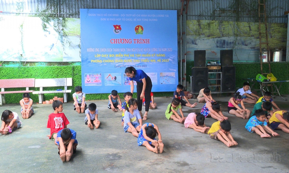 Huyện Đoàn Lương Tài dạy bơi miễn phi cho thiếu nhi