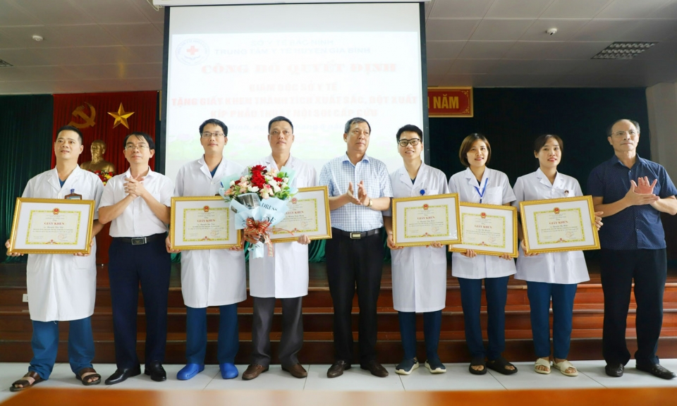 Sở Y tế khen thưởng 6 cán bộ TTYT huyện Gia Bình cứu sống bệnh nhân bị viêm ruột thừa cấp