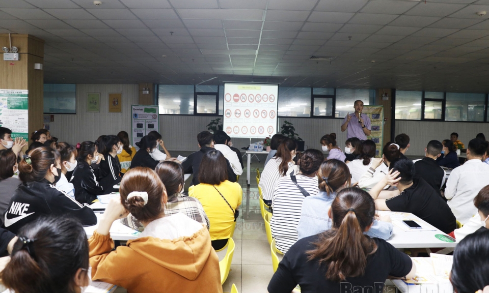 Nâng cao nhận thức, ý thức tự giác  chấp hành pháp luật giao thông  cho công nhân lao động