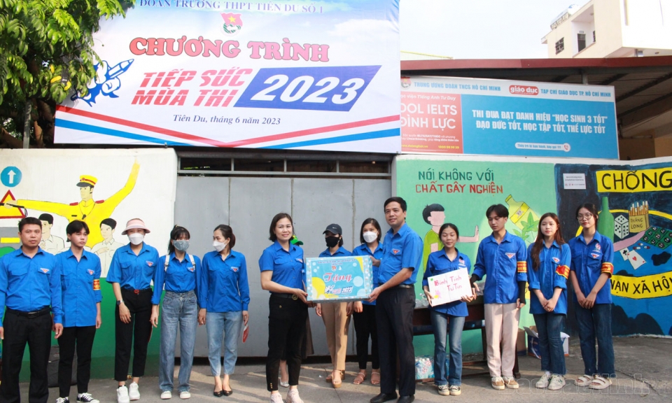 Động viên các đội tình nguyện tham gia “Tiếp sức mùa thi” năm 2023
