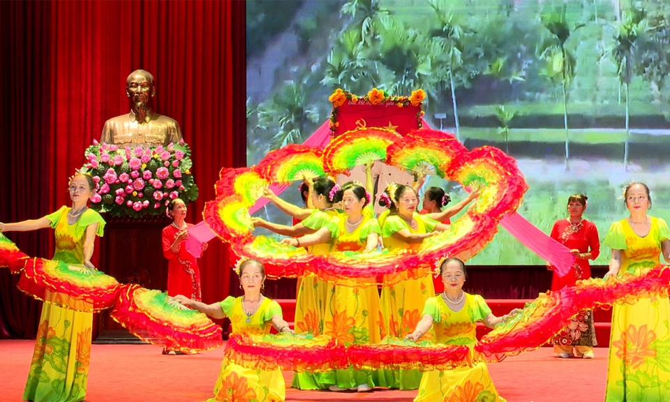 Liên hoan Tiếng hát Người cao tuổi huyện Gia Bình