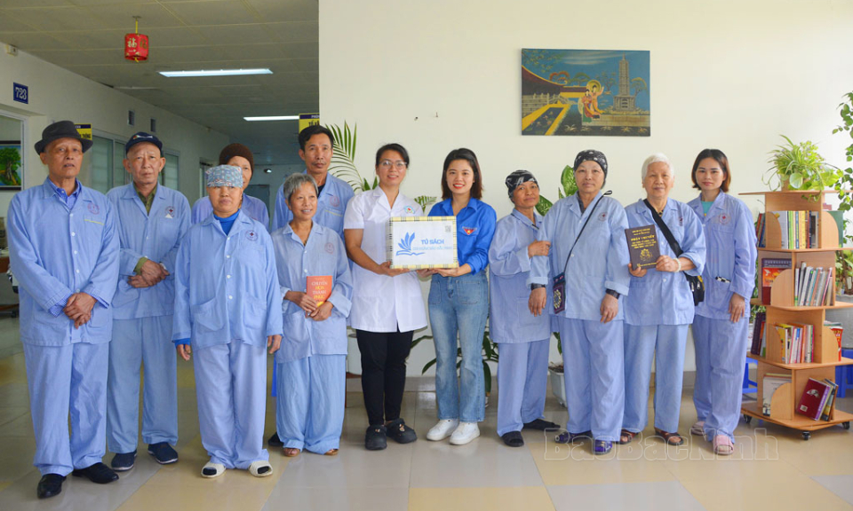 Chi đoàn Báo Bắc Ninh trao tặng Tủ sách và quà cho các bệnh nhân đang điều trị tại Bệnh viện Đa khoa tỉnh