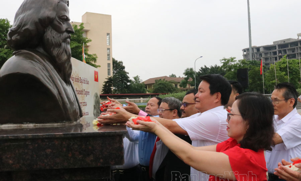Đại sứ quán Ấn Độ tại Việt Nam thăm Bắc Ninh và dâng hoa tưởng nhớ Đại thi hào Tagore