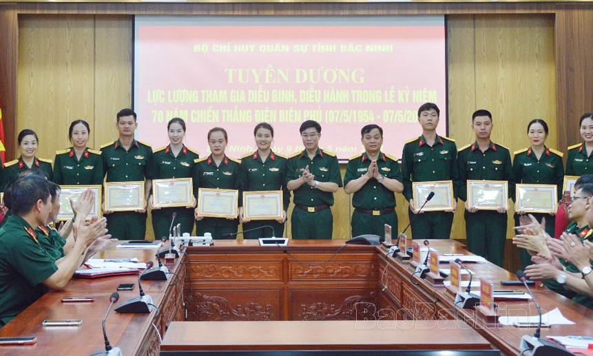 Khen thưởng lực lượng tham gia diễu binh, diễu hành kỷ niệm 70 năm Chiến thắng Điện Biên Phủ