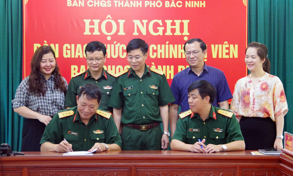 Bàn giao chức vụ Chính trị viên Ban CHQS thành phố Bắc Ninh