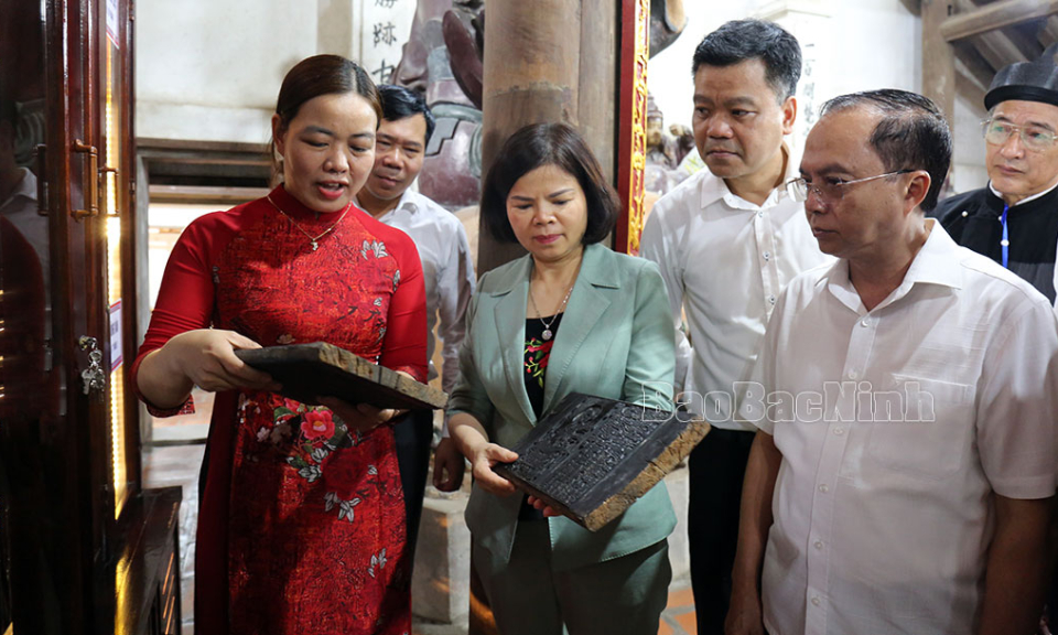 Chủ tịch UBND tỉnh Nguyễn Hương Giang chúc mừng Đại lễ Phật đản