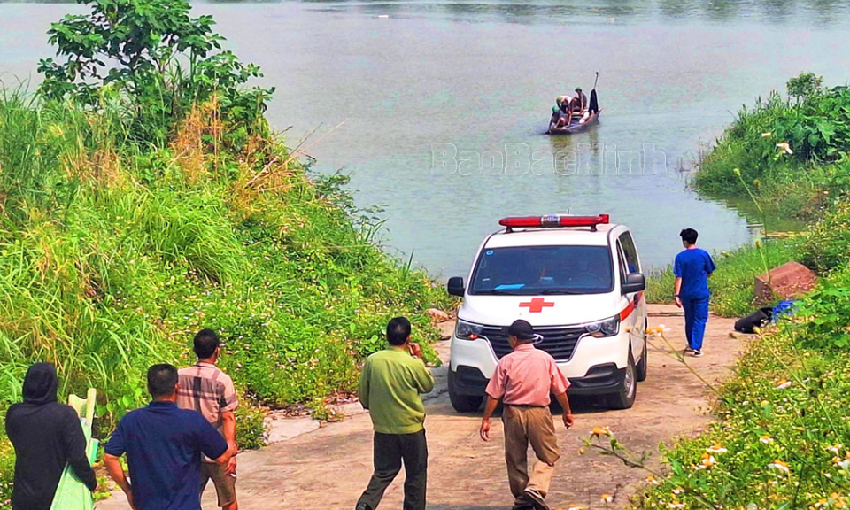 Tìm thấy thi thể 2 nữ sinh nghi nhảy cầu tại sông Đuống