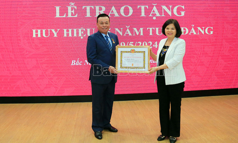 Phó Bí thư Tỉnh uỷ, Chủ tịch UBND tỉnh Nguyễn Hương Giang trao tặng Huy hiệu Đảng đợt 19-5