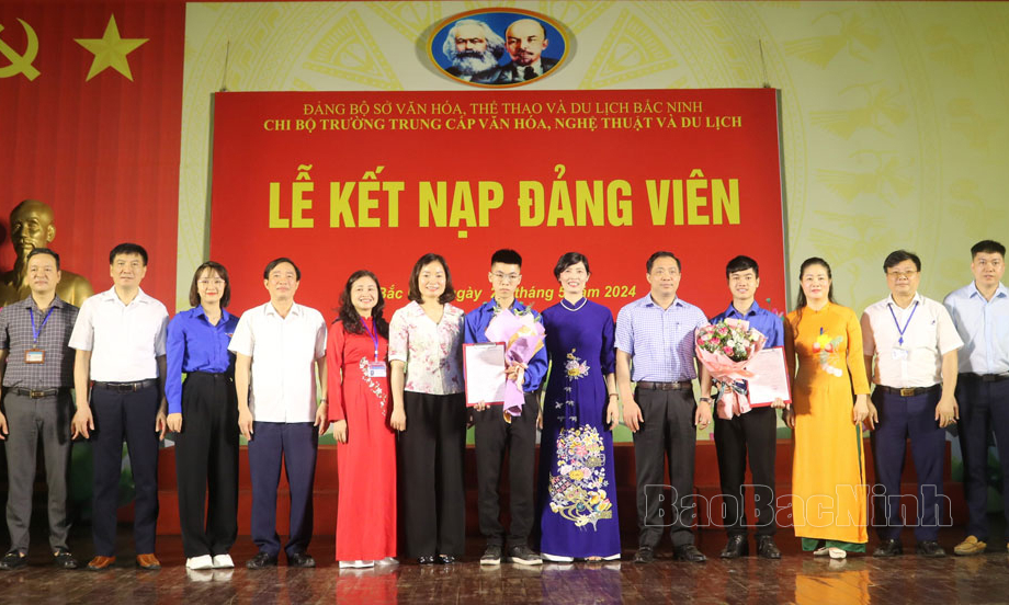 Hai học sinh của Trường Trung cấp Văn hóa Nghệ thuật và Du lịch Bắc Ninh được kết nạp Đảng