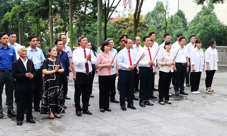 Lãnh đạo tỉnh dâng hương tưởng niệm 119 năm Ngày sinh đồng chí Hoàng Quốc Việt