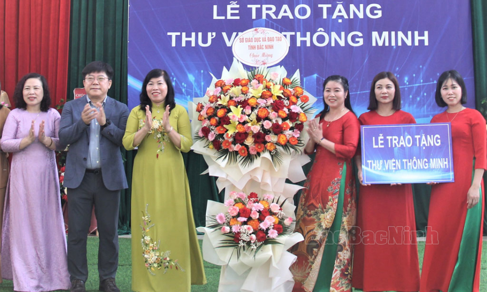 Trao tặng Thư viện thông minh cho trường Mần non Đông Phong