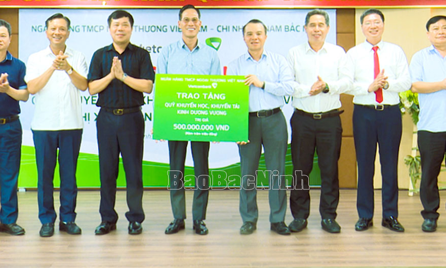 Vietcombank trao 500 triệu đồng cho Quỹ Khuyến học- Khuyến tài Kinh Dương Vương