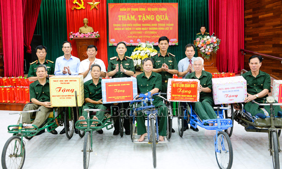 Quân uỷ Trung ương thăm, tặng quà Trung tâm điều dưỡng Thương binh Thuận Thành