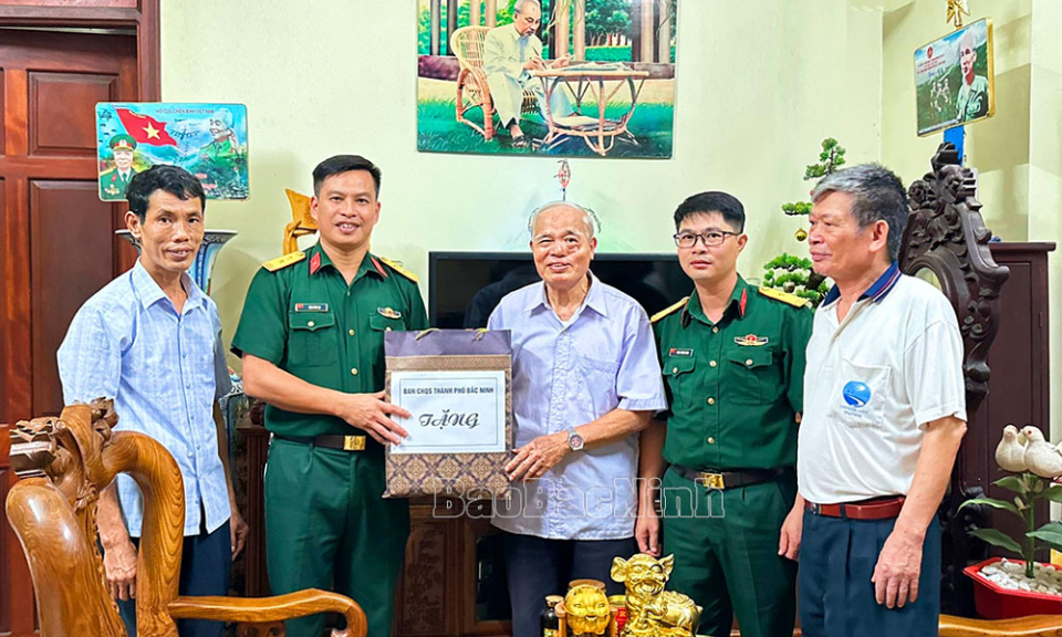 Ban CHQS thành phố Bắc Ninh thăm, tặng quà thương binh, gia đình liệt sĩ
