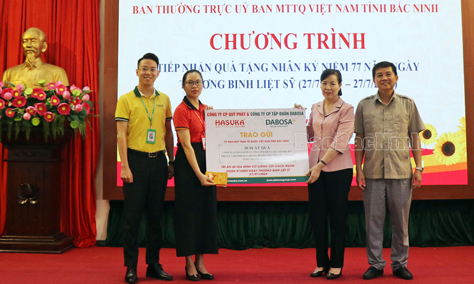 Ủy ban MTTQ tỉnh tiếp nhận quà tặng nhân kỷ niệm 77 năm ngày Thương binh, Liệt sĩ