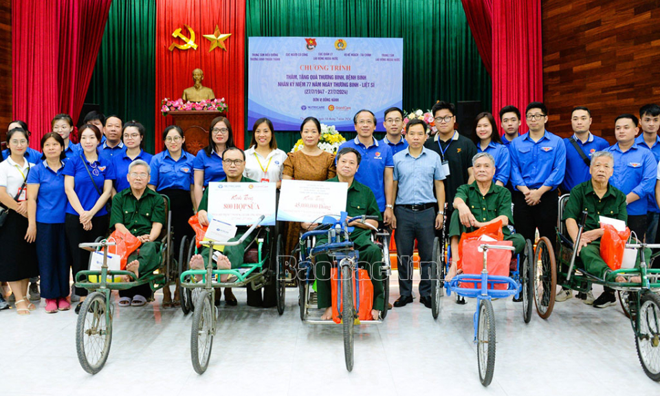 Thăm, tặng quà Trung tâm điều dưỡng Thương binh Thuận Thành