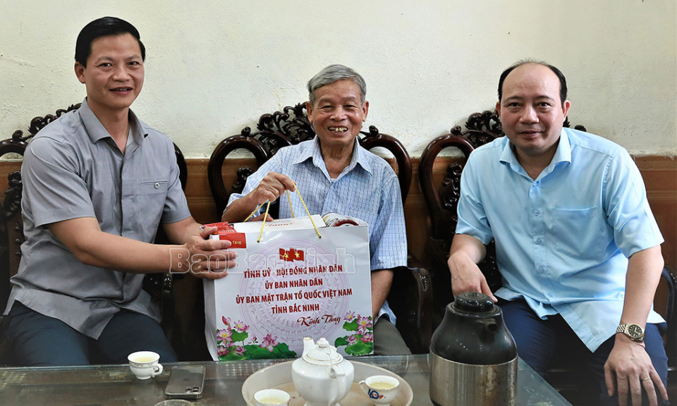 Phó Chủ tịch Thường trực phụ trách điều hành UBND tỉnh Vương Quốc Tuấn thăm gia đình chính sách nhân kỷ niệm 77 năm Ngày Thương binh, Liệt sĩ