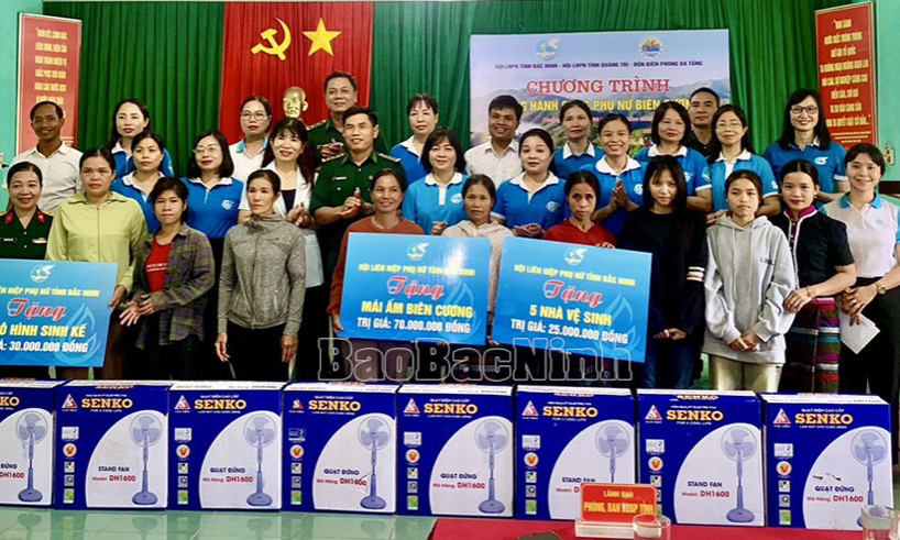 Hội LHPN tỉnh thăm, tặng quà phụ nữ biên cương tỉnh Quảng Trị