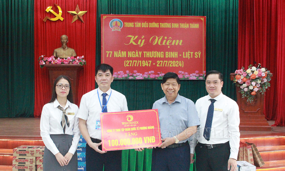 Công ty TNHH Tập đoàn Quốc tế Phượng Hoàng thăm, tặng quà Trung tâm Điều dưỡng thương binh Thuận Thành