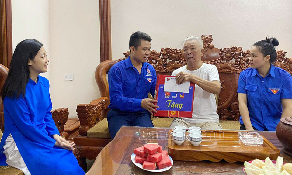 Huyện Đoàn Tiên Du tặng 77 suất quà cho các gia đình chính sách, thương binh, bệnh binh, người có công với cách mạng