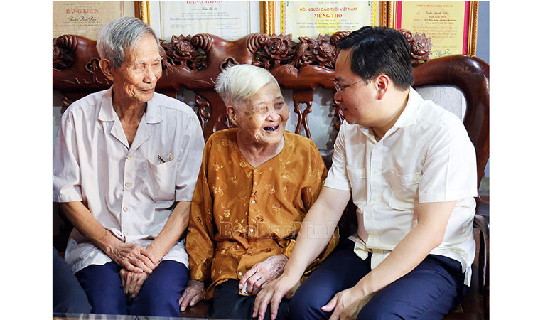 Bí thư Tỉnh ủy Nguyễn Anh Tuấn thăm, tặng quà các gia đình chính sách, người có công tại thị xã Quế Võ