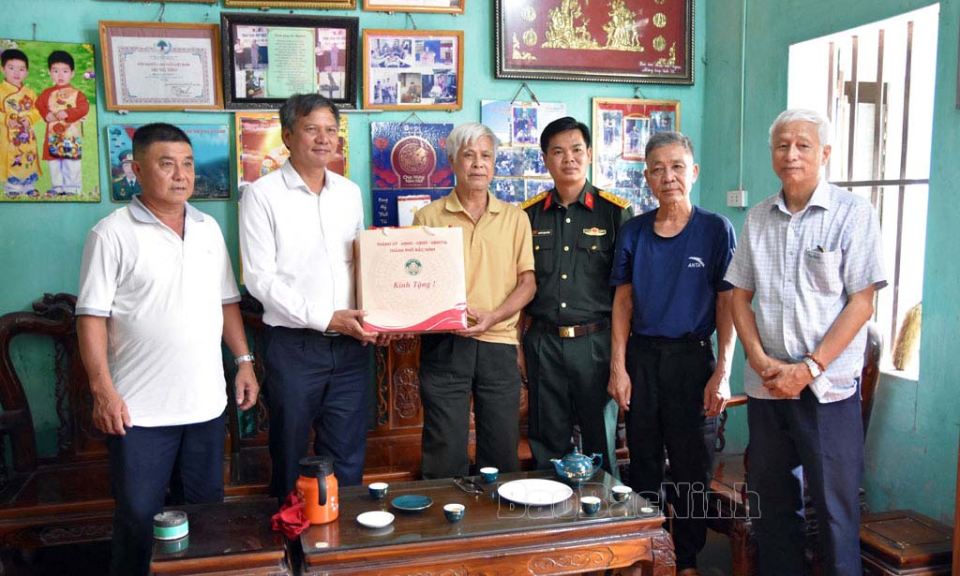 Thành phố Bắc Ninh thăm, tặng quà Bộ đội Thành Bắc và gia đình nuôi giấu cán bộ cách mạng thời kỳ chống Pháp