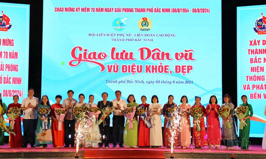 Giao lưu dân vũ chào mừng kỷ niệm 70 năm ngày giải phóng thành phố Bắc Ninh