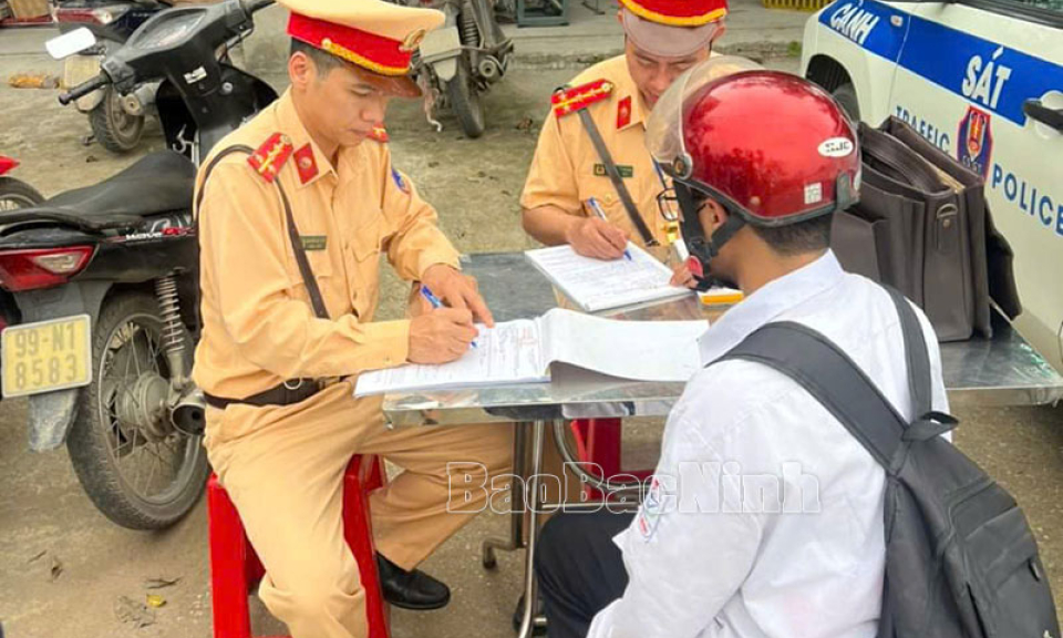 Kiểm tra, xử lý người điều khiển xe mô tô, xe máy điện, xe đạp điện vi phạm luật giao thông