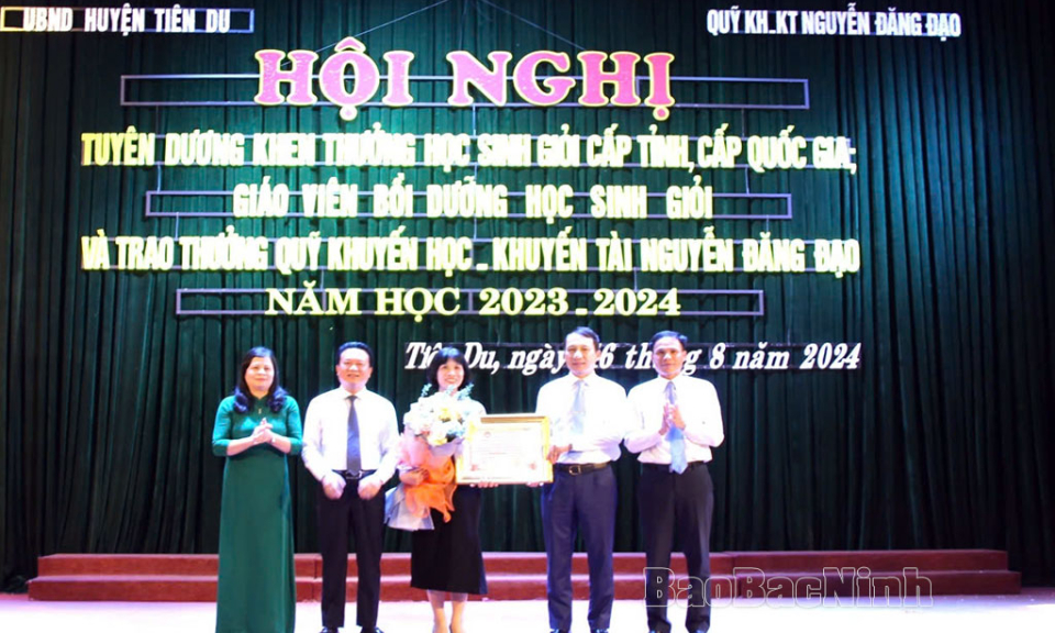 Quỹ khuyến học, khuyến tài Nguyễn Đăng Đạo khen thưởng giáo viên, học sinh xuất sắc