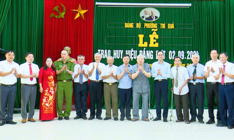 Phó Chủ tịch Thường trực UBND tỉnh Đào Quang Khải trao Huy hiệu Đảng tại thị xã Thuận Thành