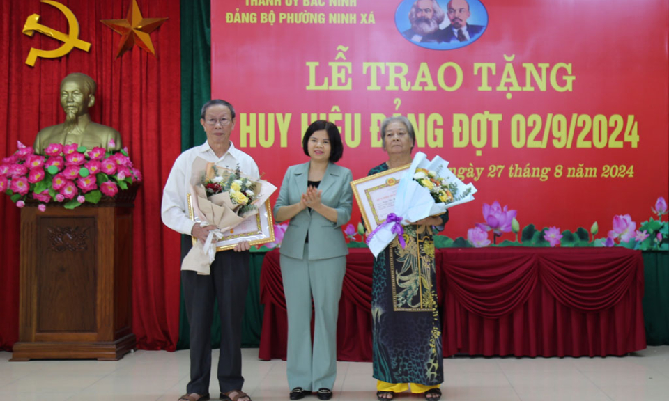 Phó Bí thư Thường trực Tỉnh uỷ Nguyễn Hương Giang trao Huy hiệu Đảng tại phường Ninh Xá