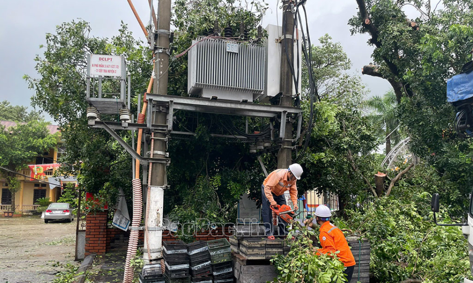 Ngành Điện khẩn trương khắc phục sự cố, đã cấp điện trở lại cho hơn 130.000 khách hàng