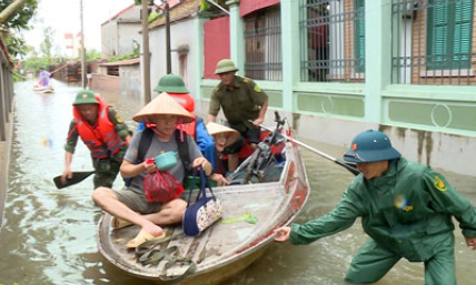 Lực lượng vũ trang cùng nhân dân chống lũ