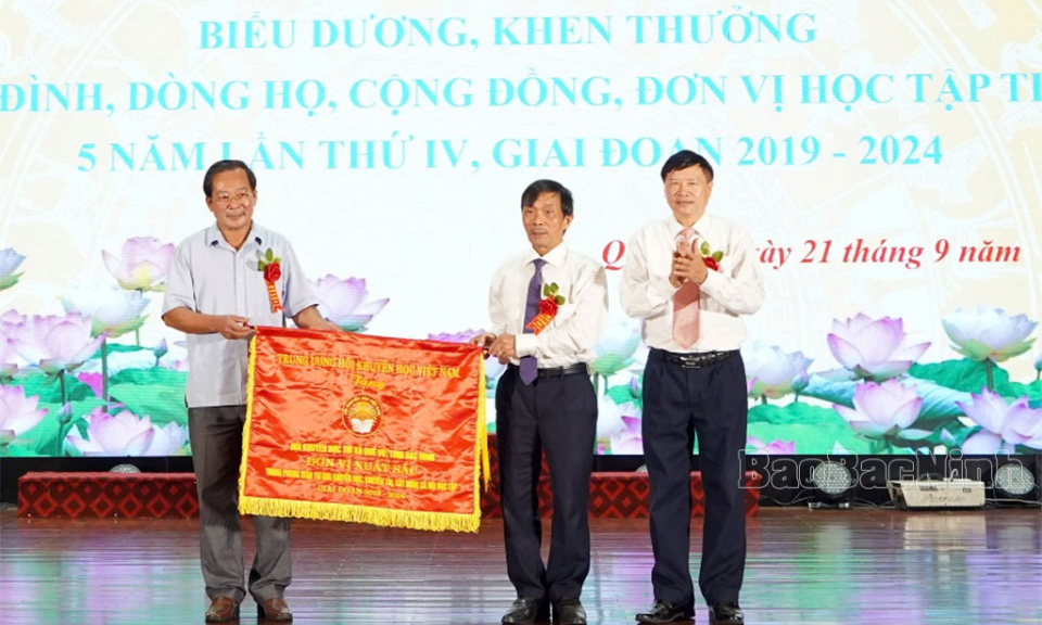 Thị xã Quế Võ khen thưởng các gia đình, dòng họ, cộng đồng, đơn vị học tập tiêu biểu