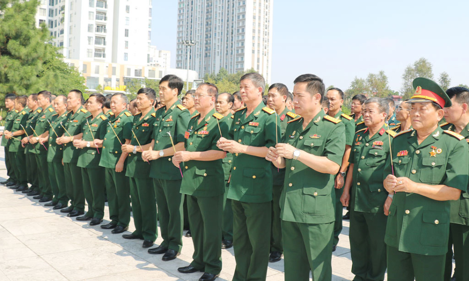 Đoàn đại biểu dự Đại hội thi đua yêu nước “Cựu chiến binh gương mẫu” dâng hương, tưởng niệm các Anh hùng Liệt sĩ