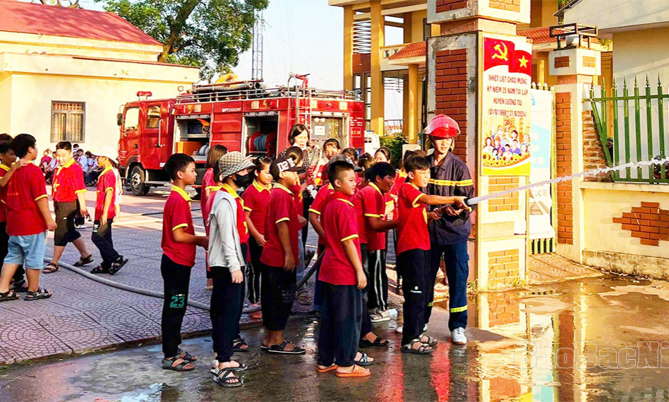 Tuyên truyền, trải nghiệm thực hành chữa cháy và cứu nạn, cứu hộ