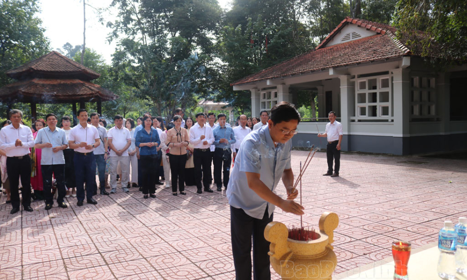 Đoàn cán bộ lãnh đạo tỉnh dâng hương tại Khu di tích Căn cứ Trung ương Cục miền Nam