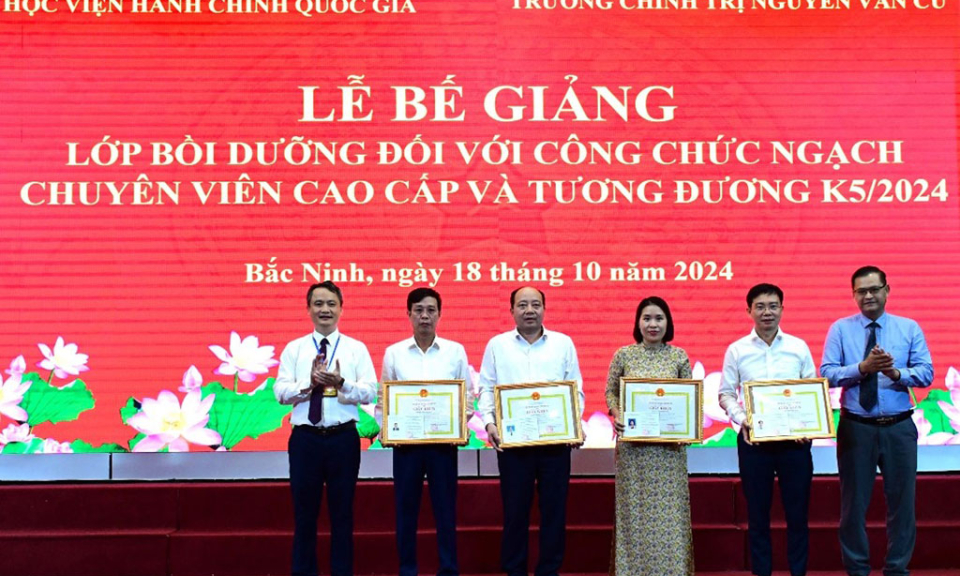 Bế giảng lớp bồi dưỡng công chức ngạch Chuyên viên cao cấp và tương đương khóa 5