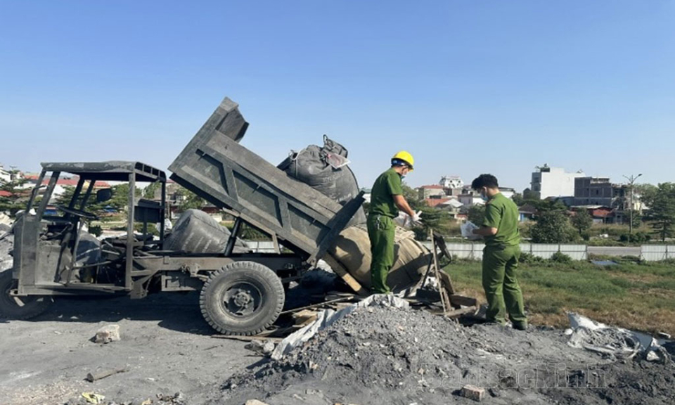 Kịp thời phát hiện đối tượng đổ xỉ thải trái phép tại thôn Mẫn Xá, xã Văn Môn