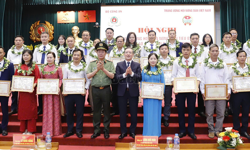 Tuyên dương hội viên nông dân trong phong trào Toàn dân bảo vệ an ninh Tổ quốc