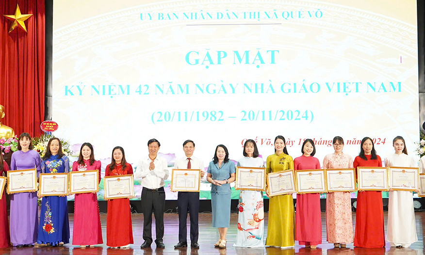 Quế Võ tổ chức gặp mặt 42 năm ngày Nhà giáo Việt Nam