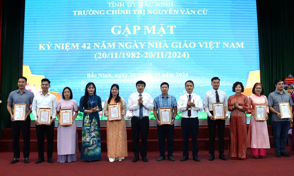 Trường Chính trị Nguyễn Văn Cừ gặp mặt kỷ niệm Ngày Nhà giáo Việt Nam