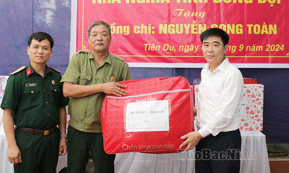 Tặng hơn 2.700 suất quà cho người có công, hội viên cựu chiến binh có hoàn cảnh khó khăn