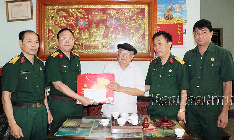 Thăm, tặng quà cựu chiến binh tiêu biểu