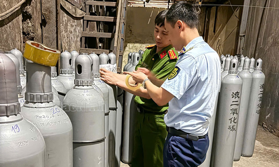 Tạm giữ hơn 3 tấn khí không rõ nguồn gốc, xuất xứ (nghi khí cười N2O)