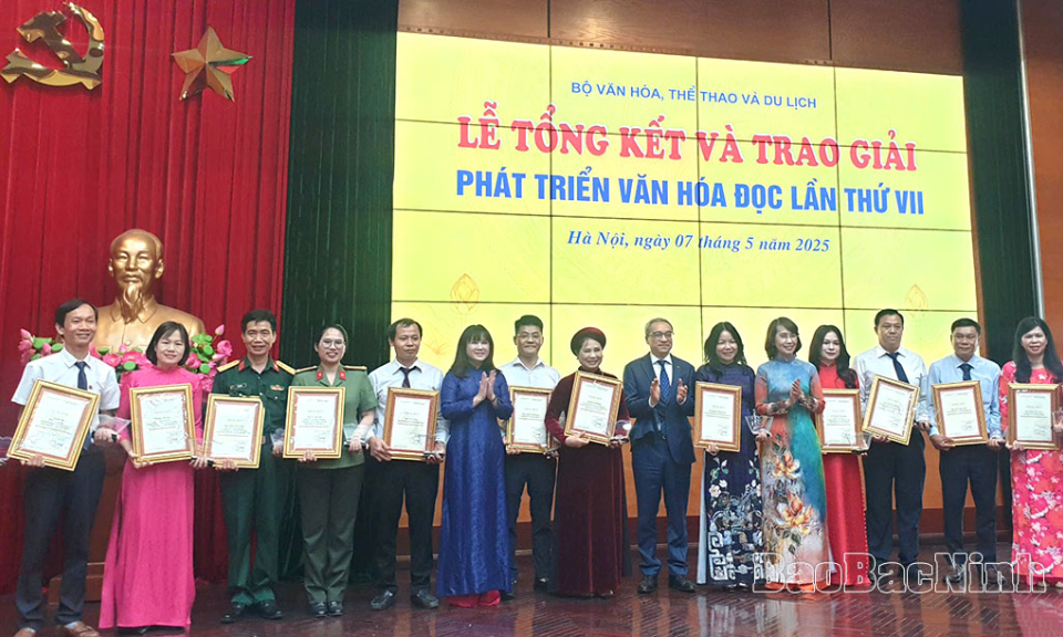 Chủ nhiệm thư viện làng cò Đông Xuyên được traogiải thưởng Phát triển văn hóa đọc năm 2025