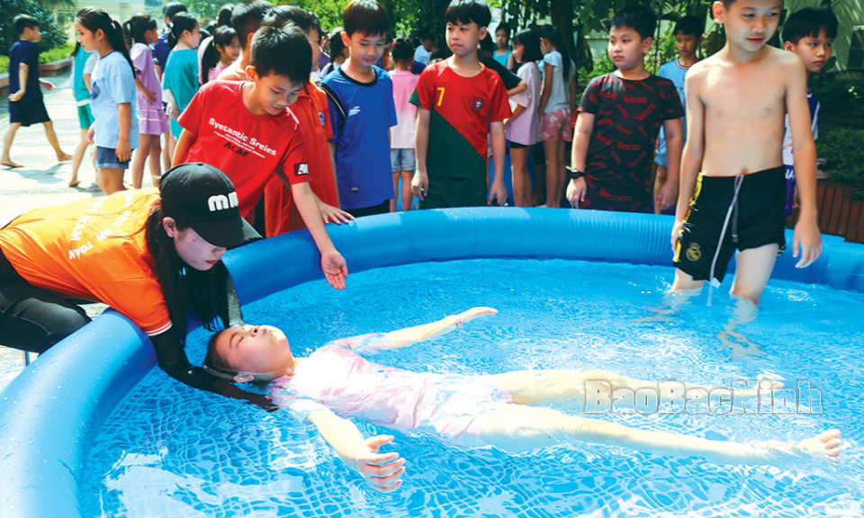 Chú trọng dạy bơi, phòng chống đuối nước cho trẻ trong dịp hè